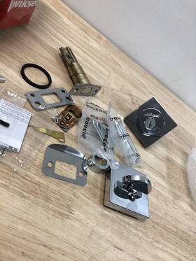 158sqt-26s.strkp Kwikset Halifax Square Rose Deadbolt Smartkey With 6al Latch - Polished Chrome