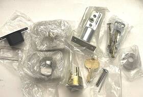 D9000sa34.32d Omnia Auxiliary Deadbolt Square Rosette Satin Stainless Steel Fini