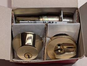D9470 Weiser 083978252374 Lock Deadbolt Single Cylinder Polished Gold Tone With Keys