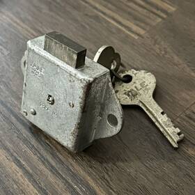 23pa-19 Yale Antique Vintage Bar Auxiliary Deadbolt With Keys Matching #s 23pa19 23pa 19