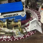 Weiser Lock Vintage New Privacy Knob Set Bright Brass Finish 70-005736. Fixed Price $18.90.